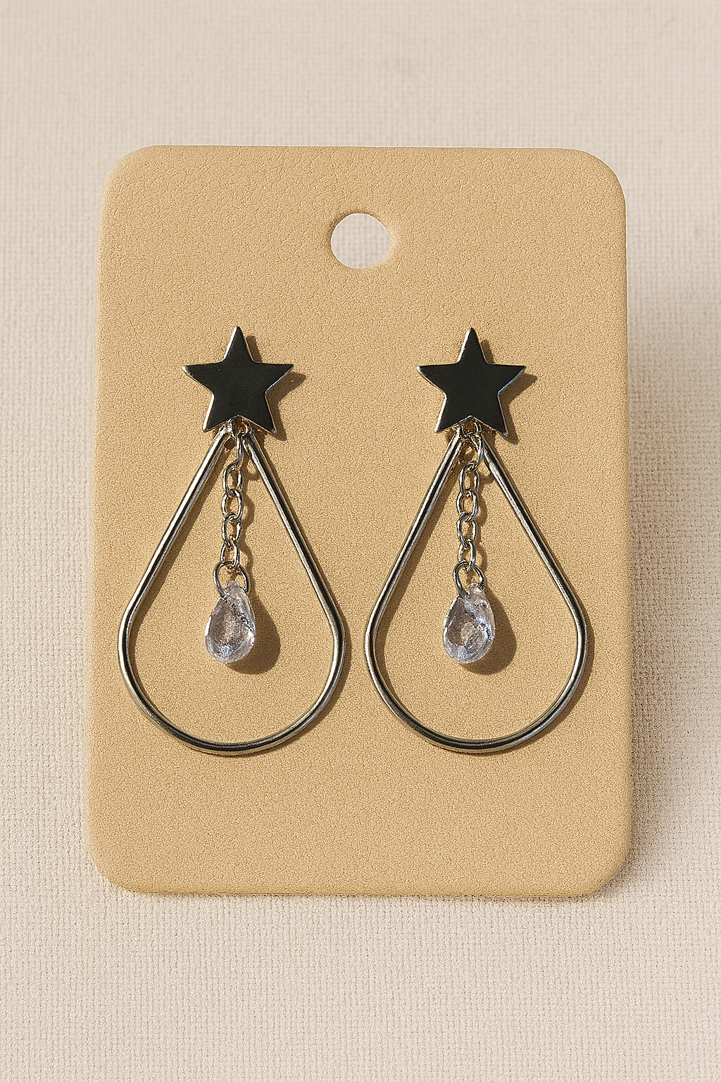 Brinco de aço inox hipoalergênico com gota vazada, uma estrela e uma zircônia transparente.