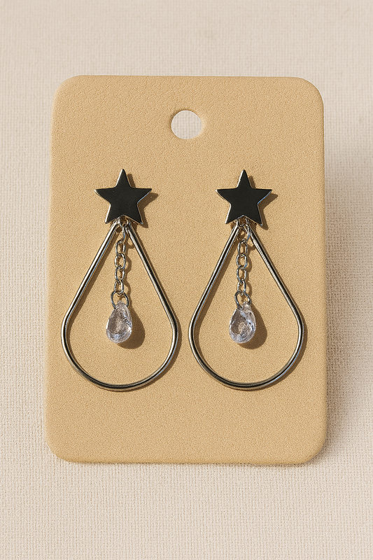 Brinco de aço inox hipoalergênico com gota vazada, uma estrela e uma zircônia transparente.