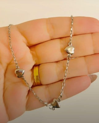 Tornozeleira de aço inox, Três mini corações robusto 23 cm