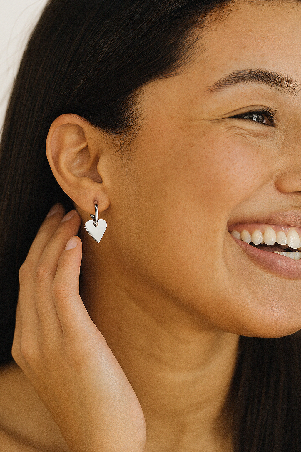 Brinco de argola click em aço inox e pingente de coração - hipoalergênico