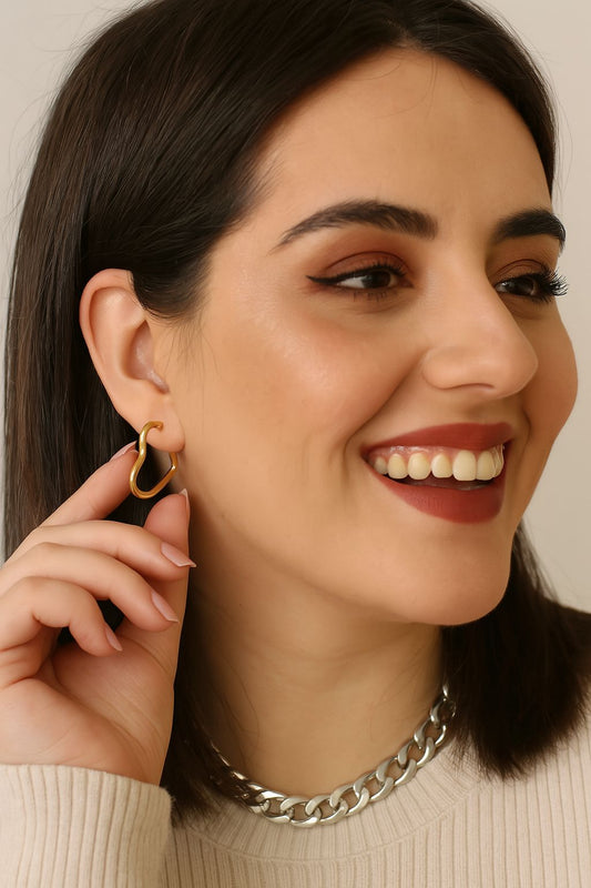 Par de argolas de aço inox, aro coração grande, com banho dourado 2,5 cm