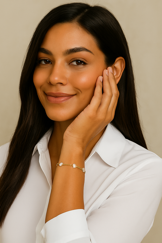 Pulseira corações pérola de aço inox com banho dourado 22 cm