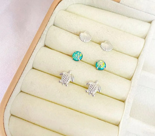 Cartela com três pares de brincos de aço inox hipoalergênico zircônia, escama e cauda de sereia pequena