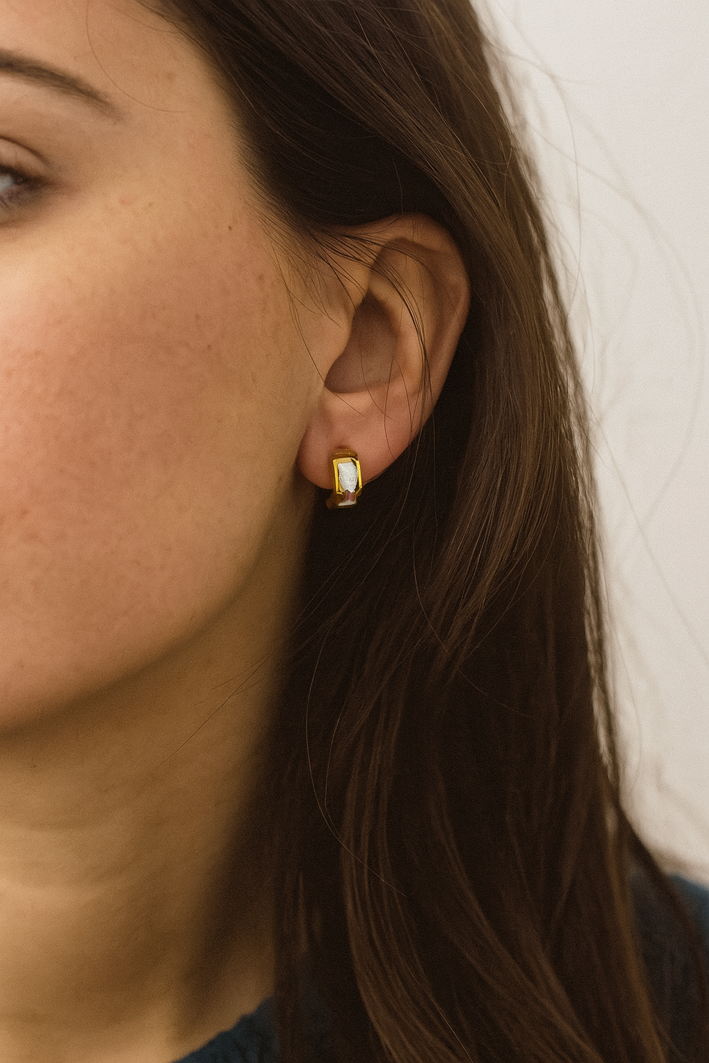 Argola aço inox click com zircônia com banho dourado