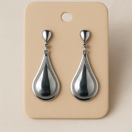 Brinco de aço inox hipoalergênico gota com detalhes na borda.