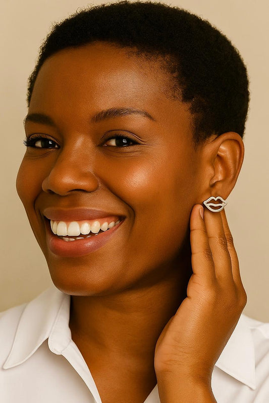 Brinco de aço inox hipoalergênico, modelo boca, fecho tarraxa.