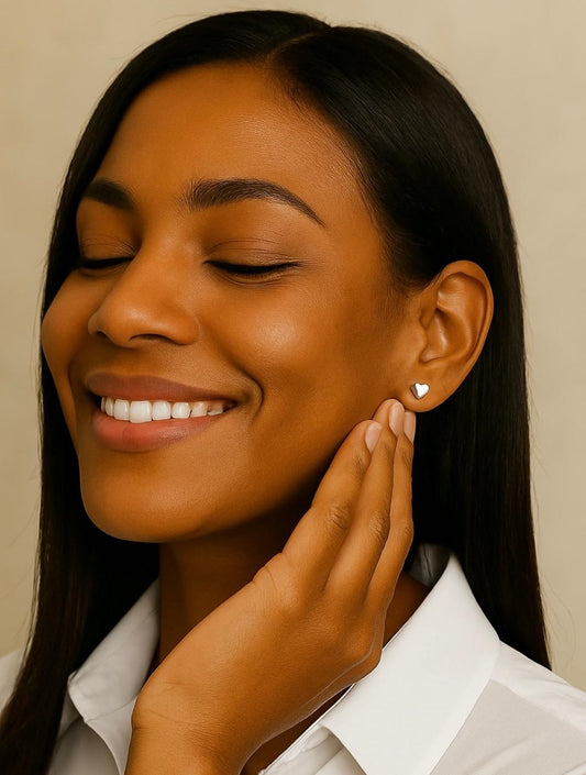 Brinco pequeno de coração em aço inoxidável liso – hipoalergênico