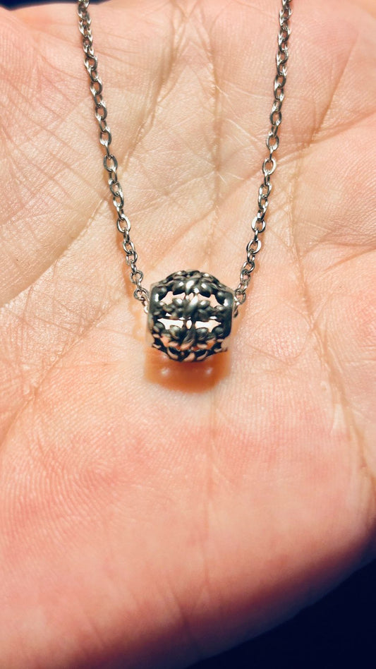 Colar de aço inox hipoalergênico, corrente de elo portugues e bolinha passante detalhes folhas