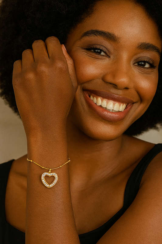 Pulseira de aço inox, banho dourado, corrente serpente c/ 5 bolinhas, coração vazado cravejado, 22 cm